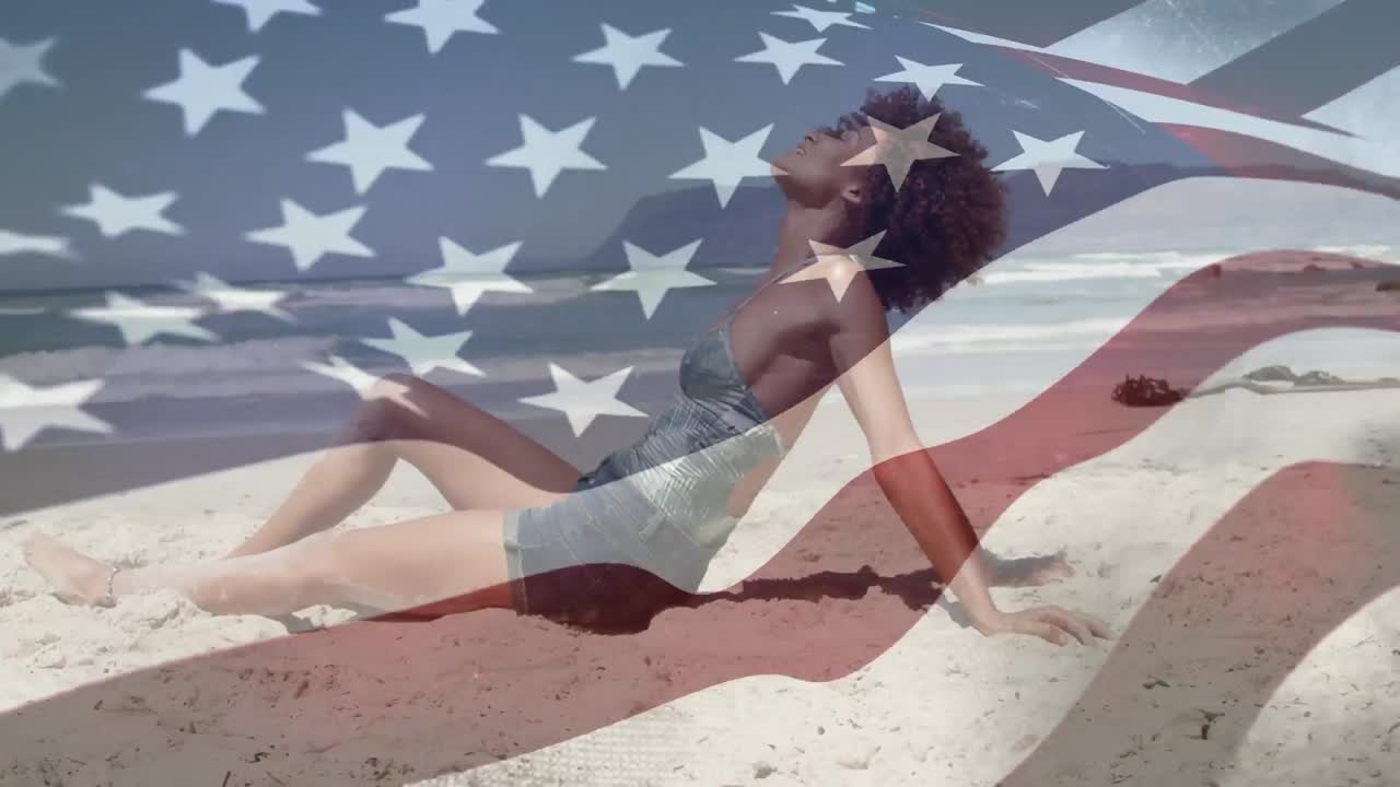 우리와 함께 해변에서  ⁇ 발을 흔들고 있는 젊은 혼성 인종 여성