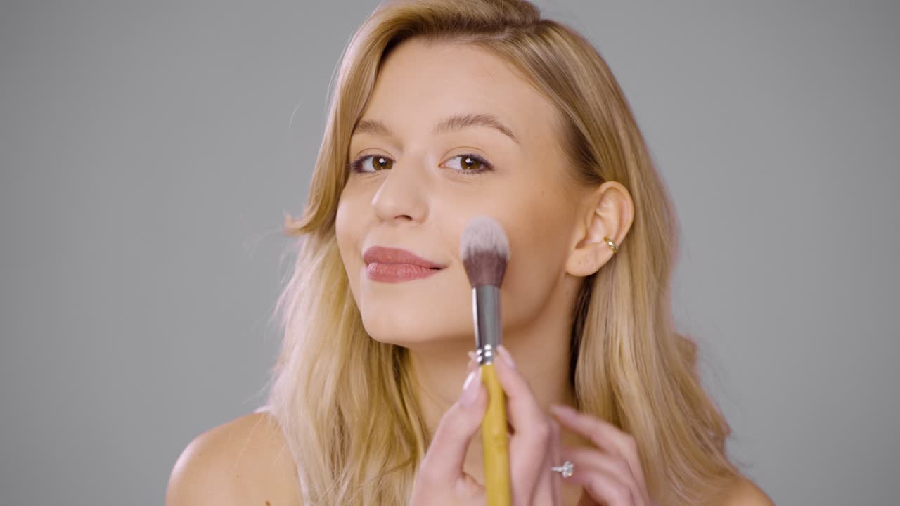 mujer aplicando maquillaje