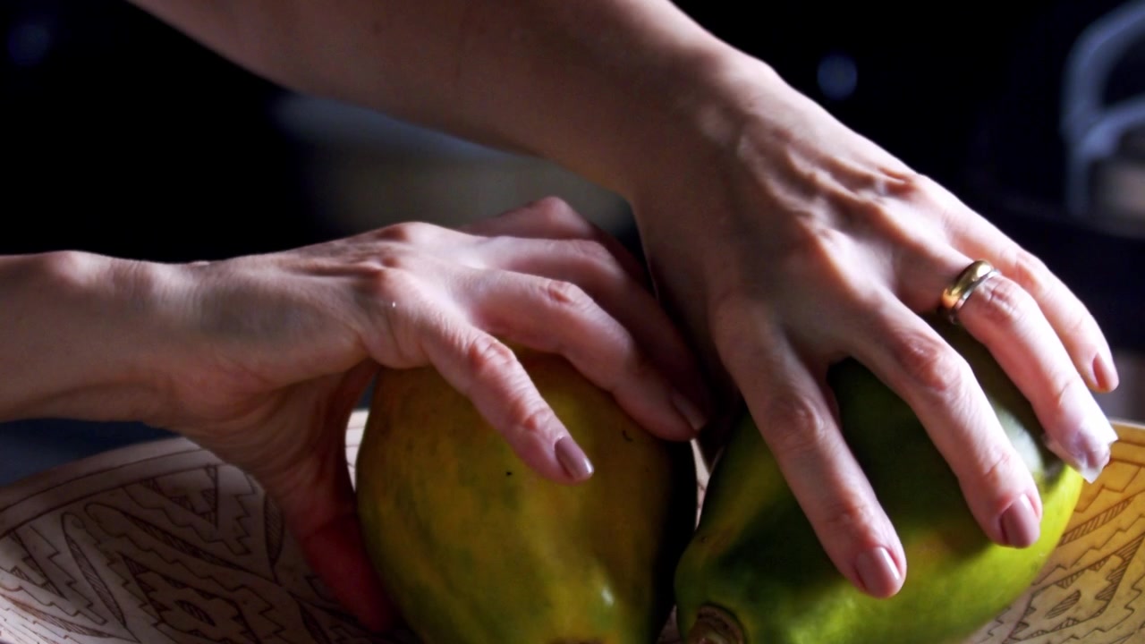 Ciotola di frutta matura e succosa, ricca di sapori e bontà naturale.