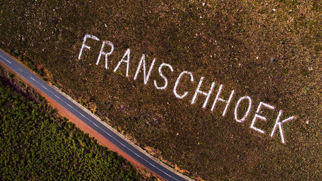 패스의 산비탈에 있는 franschhoek 지명 위의 공중 강하