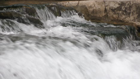 tomas de los rápidos en el río san marcos en una lente larga