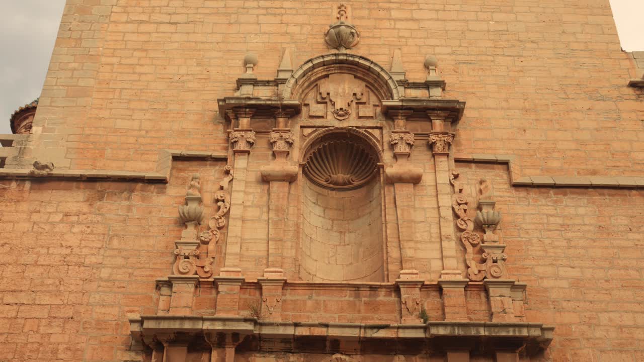 Primo piano del monumento storico Chiesa Parrocchiale di Santa Maria a Sagunto, Spagna.