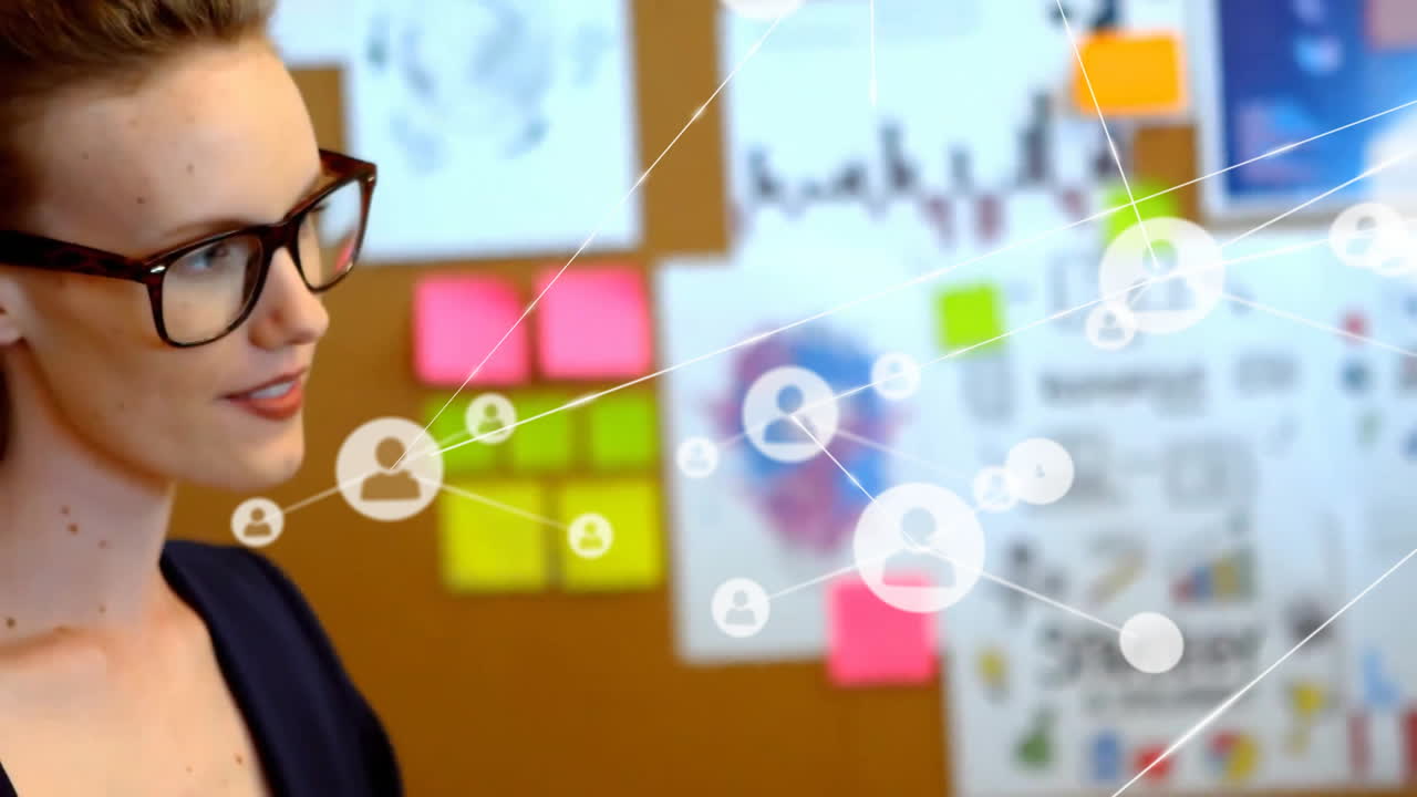 animación de la red de conexiones con iconos sobre la mujer de negocios caucásica en la oficina