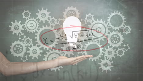 bombilla sobre la mano humana contra múltiples iconos de configuración y ecuaciones matemáticas flotantes