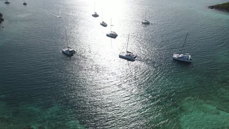 Hermosos-Veleros-En-Bolas-De-Amarre-En-Jost-Van-Dyke,-Islas-Vírgenes-Británicas