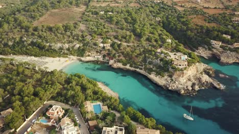 Impresionantes-Imágenes-De-Drones-En-4k-De-La-Hermosa-Bahía-Cala-Llombards-En-Mallorca---Costa-Este---Vacía-Sin-Gente---Covid-19---Sin-Turistas