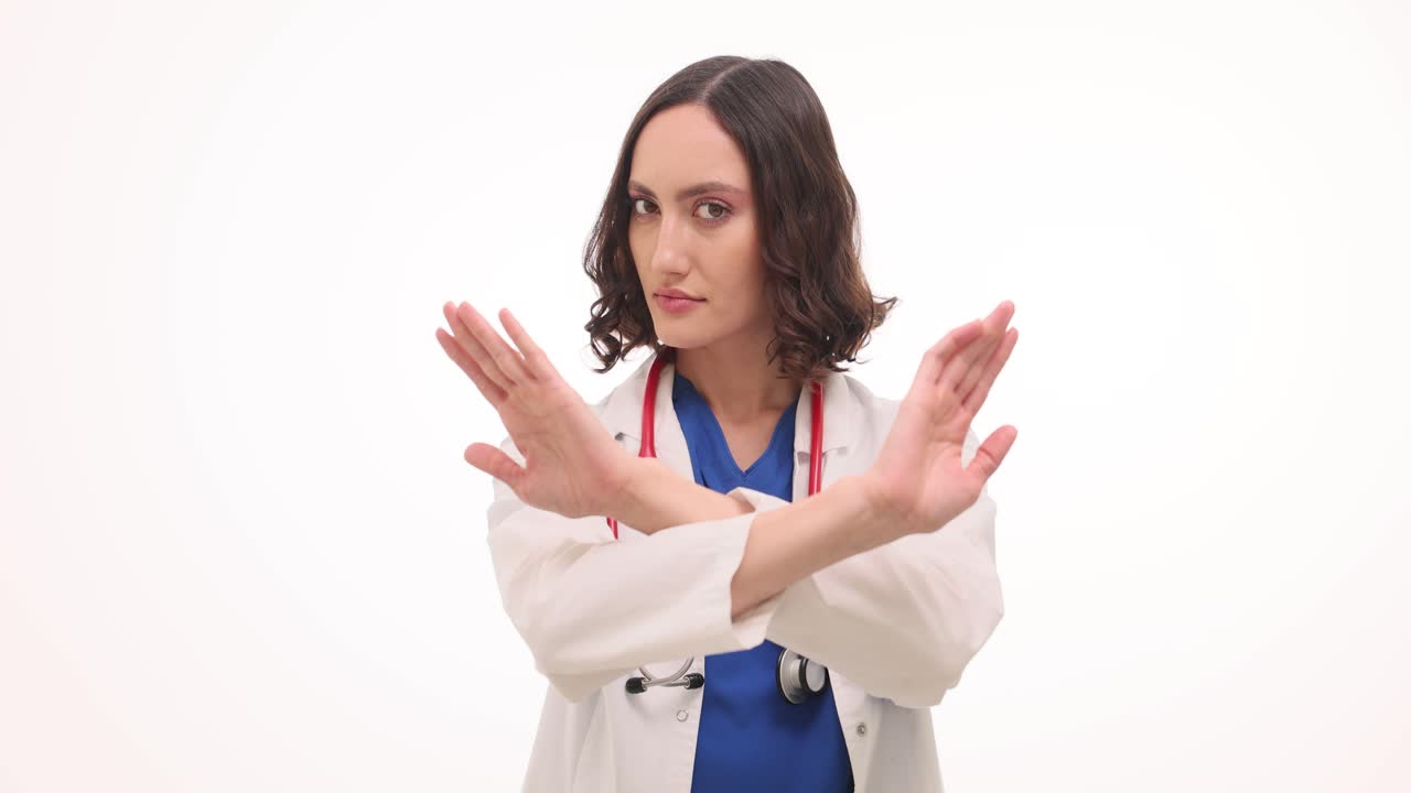 Una dottoressa fa un gesto di stop
