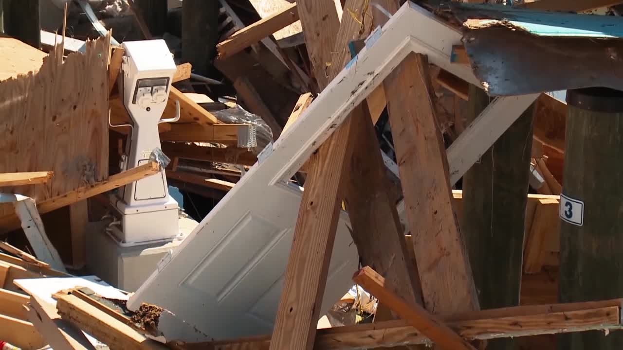 허리케인 마이클이 2018년 플로리다 운하 공원을 강타한 후 항구에 남은 잔해