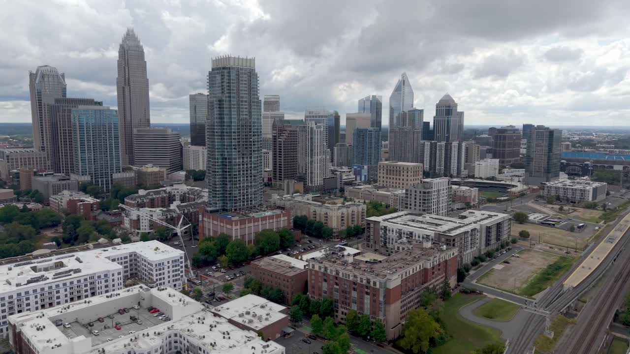 노스캐롤라이나 샬럿 NC 스카이라인을 수놓은 고층 빌딩으로 천천히 줌인하는 항공 촬영