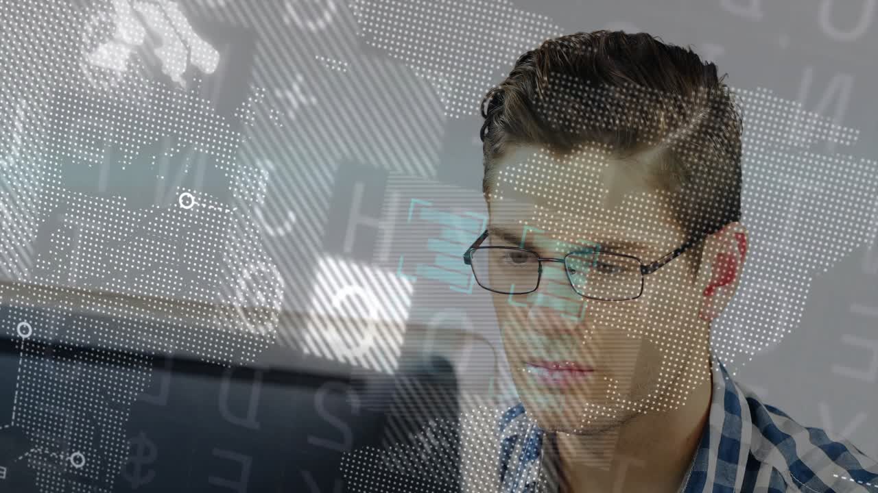 Dataanalytiker stirrer på en skjerm og aktiverer holografisk verdenskart med søylediagram-overlegg for analyse