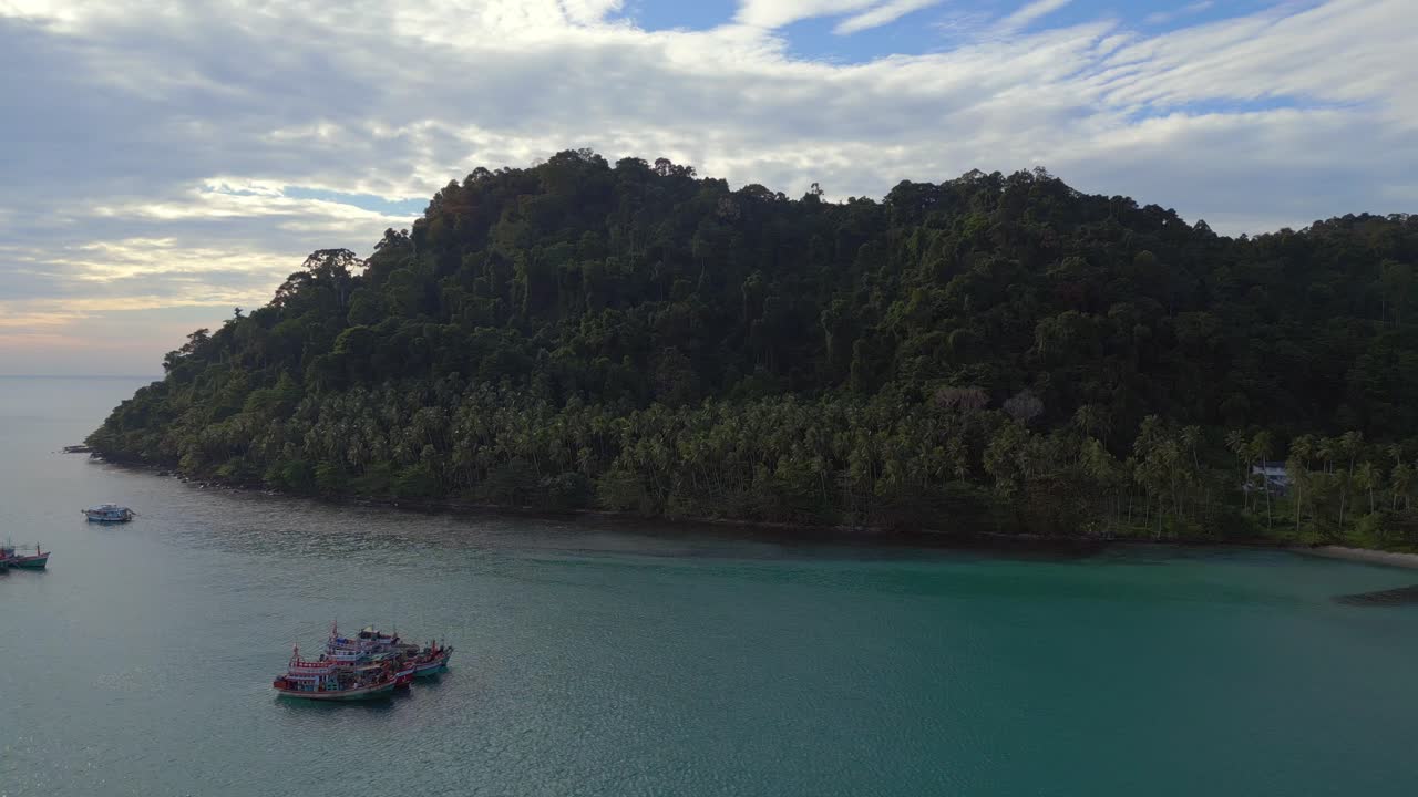 gran vista aérea de arriba barcos de vuelo fondeando en el mar, isla ko kut ao phrao playa, tailandia 2022