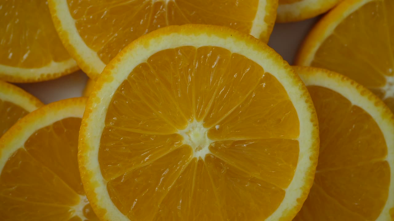 천천히 움직이는 오렌지 과일 조각