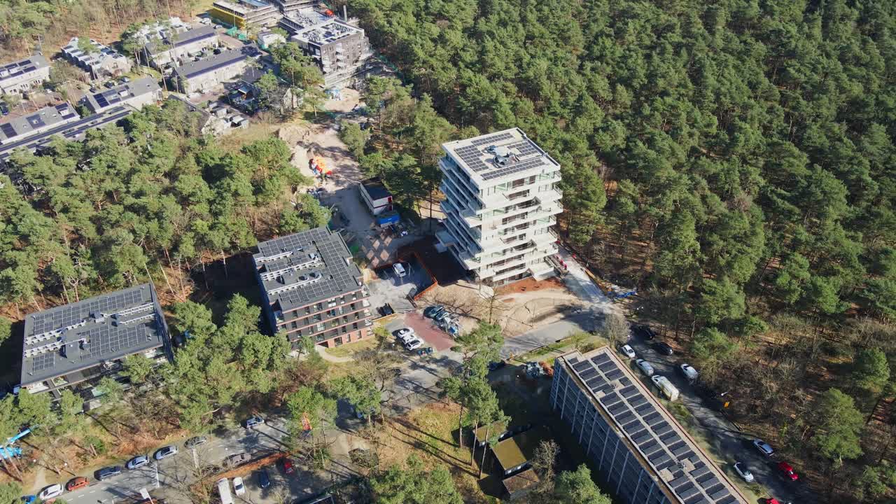 vista aérea de varios edificios de apartamentos con paneles solares fotovoltaicos en el techo