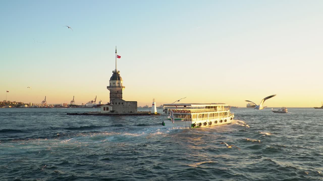 famosa torre della fanciulla sullo stretto del bosforo durante il tramonto a istanbul
