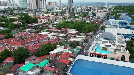 Drohne-Fliegt-Vorwärts-über-Einen-Vorort-In-Richtung-Quezon-City-Auf-Den-Philippinen