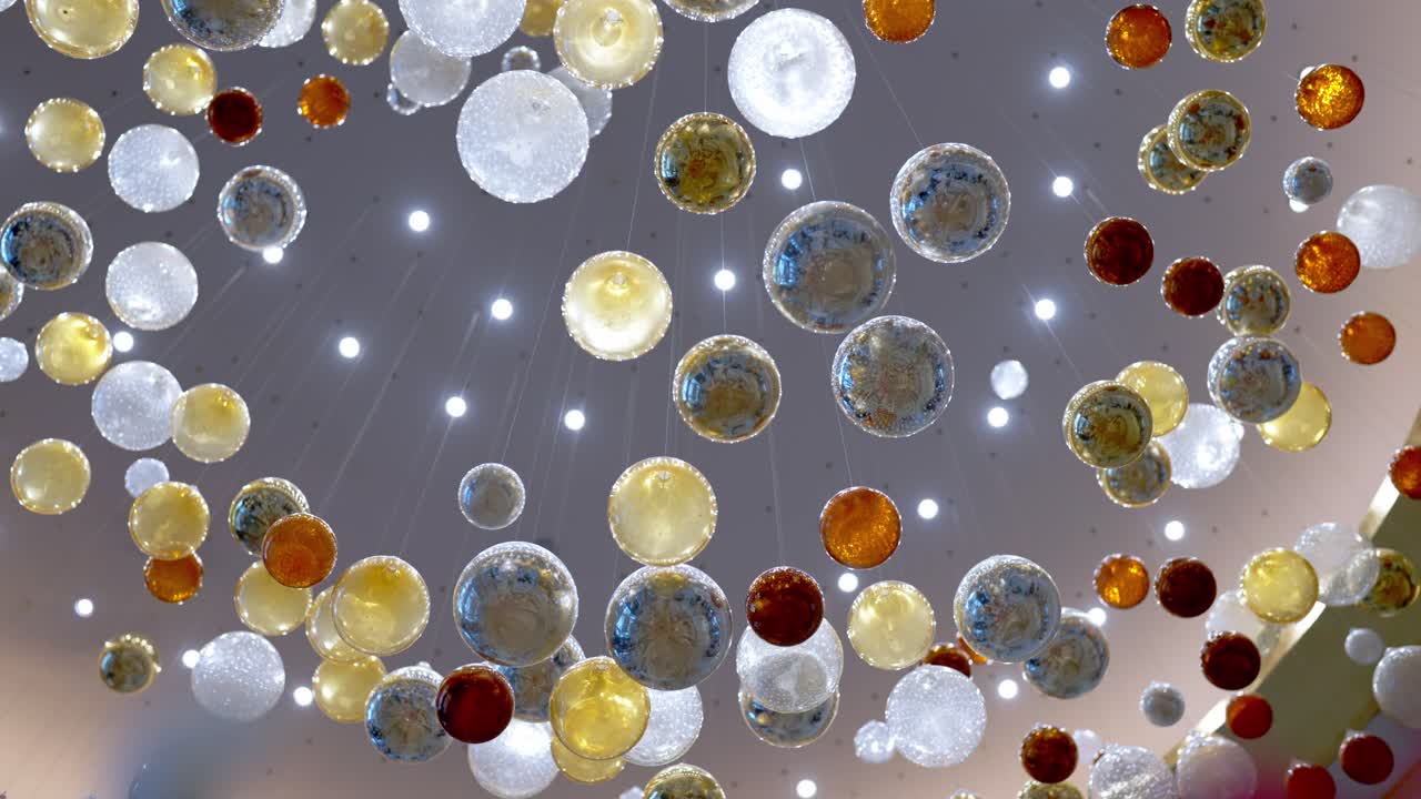 이집트 엘알라메인 에 있는 큰 호텔 의 다채로운 유리 공 으로 장식 된 천장