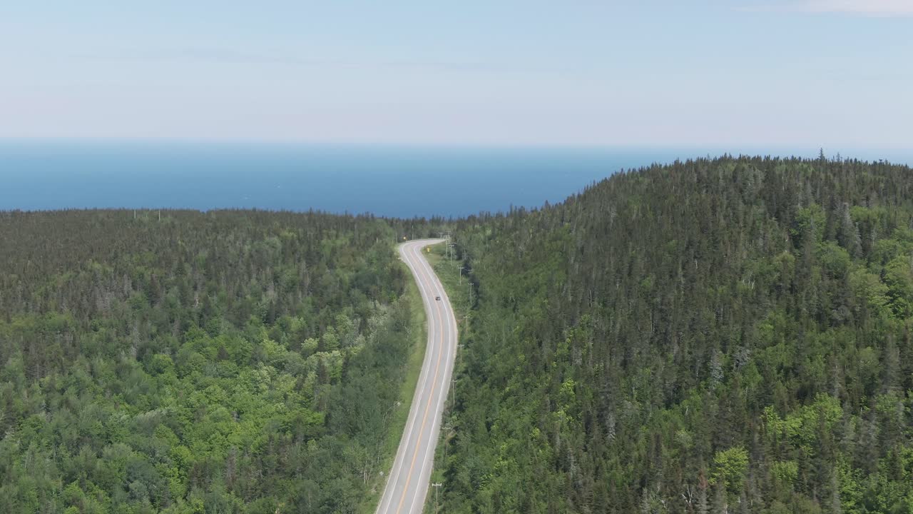 toma aérea de la carretera y el bosque cerca de sainte anne des monts quebec