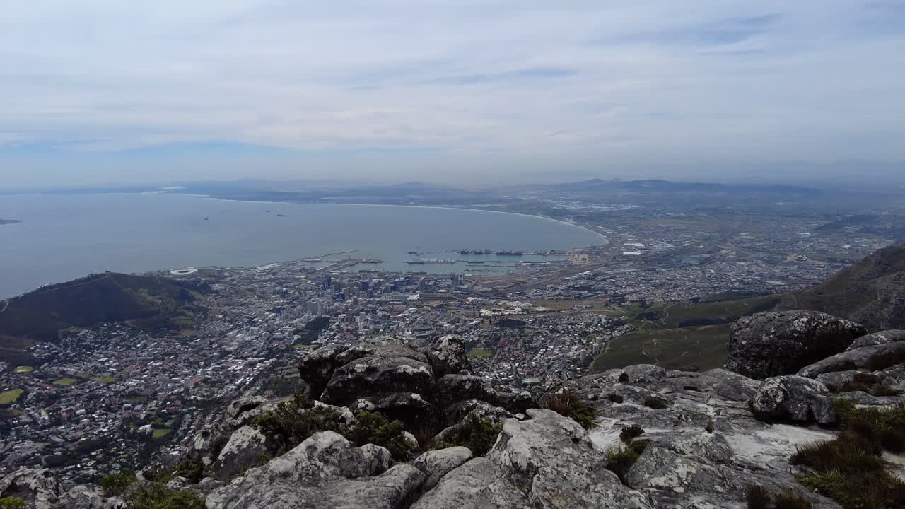 테이블 마운틴 (table mountain) 의 꼭대기에서 남아프리카의 케이프타운 (cape town) 을 내려다보는 파노라마 뷰