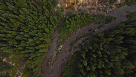 Cascada-A-Lo-Largo-Del-Arroyo-Que-Se-Cierra