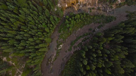 cascada a lo largo del arroyo que se cierra