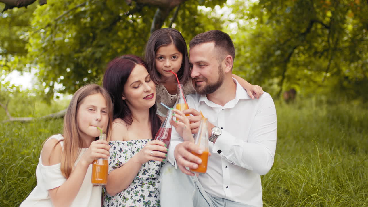feliz picnic familiar en el parque
