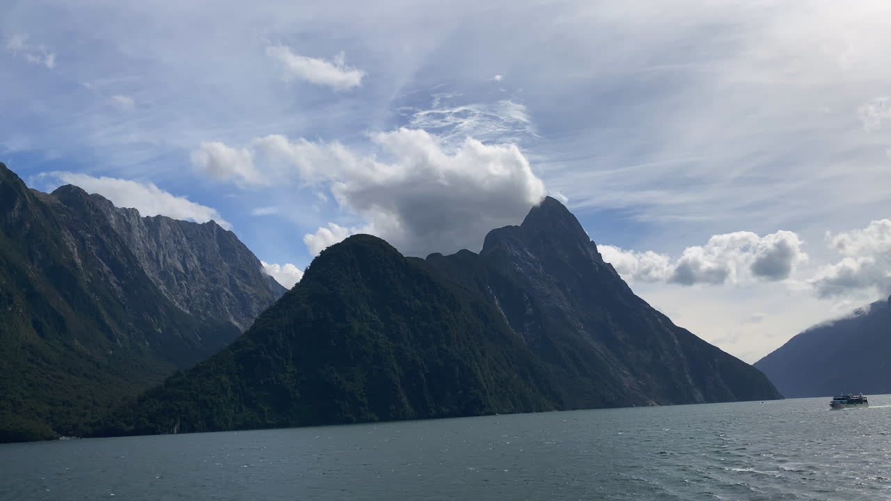 Duży szczyt górski, rejs po Milford Sound w Parku Narodowym Fiordland, Nowa Zelandia.