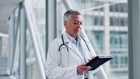 pensando, el médico y una mujer con una tableta
