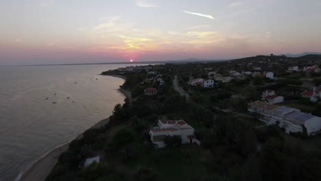 Vista-Aérea-De-La-Playa-De-Trikorfo-Al-Atardecer-Grecia