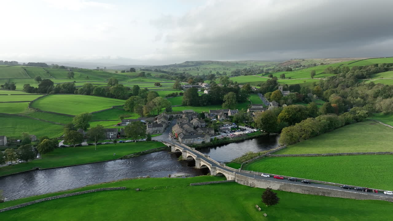 영국 요크셔 데일즈의 번살 (burnsall) 의 다리 위의 아름다운 일몰