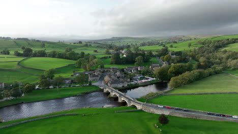 Hermosa-Puesta-De-Sol-Sobre-El-Puente-En-Burnsall,-Valles-De-Yorkshire,-Reino-Unido