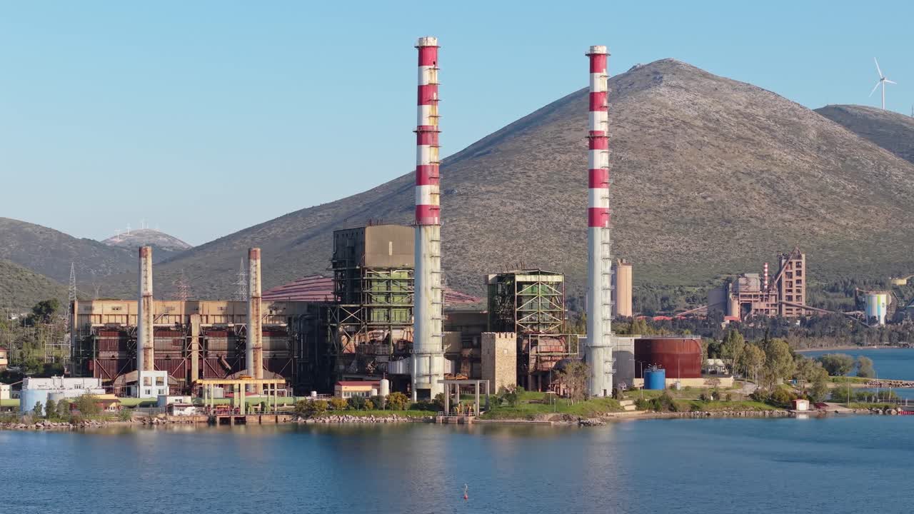 Un drone ruota attorno alla centrale elettrica di Aliveri lungo la costa di Evia, rivelandone la scala industriale e la spettacolare posizione sul mare