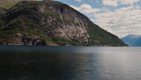 Die-Majestätischen-Fjorde-Norwegens-Der-Blick-Aus-Dem-Autofenster-4k-Video