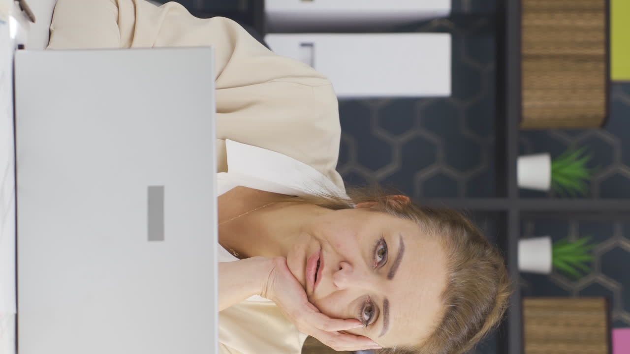 video vertical del retrato de una mujer de negocios cansada y agotada.