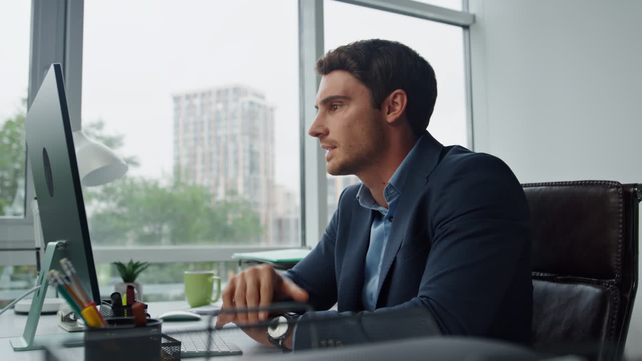 uomo d'affari di successo che parla online partner aziendale in un luogo di lavoro remoto.