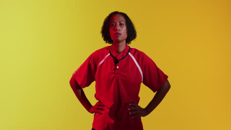 retrato de una jugadora de rugby afroamericana sobre una iluminación amarilla de neón