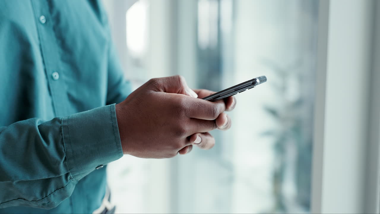 persona de negocios, mecanografiando con las manos