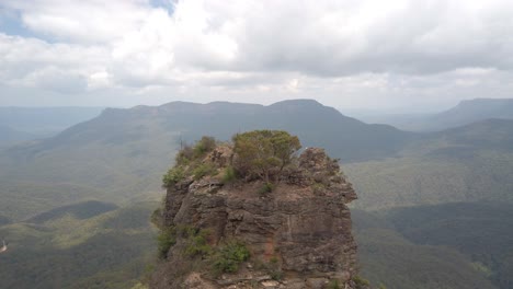 Aerial-view-over-trees-on-hill-and-steep-mountain-peaks-in-Blue-Mountain,-Sydney---Australia