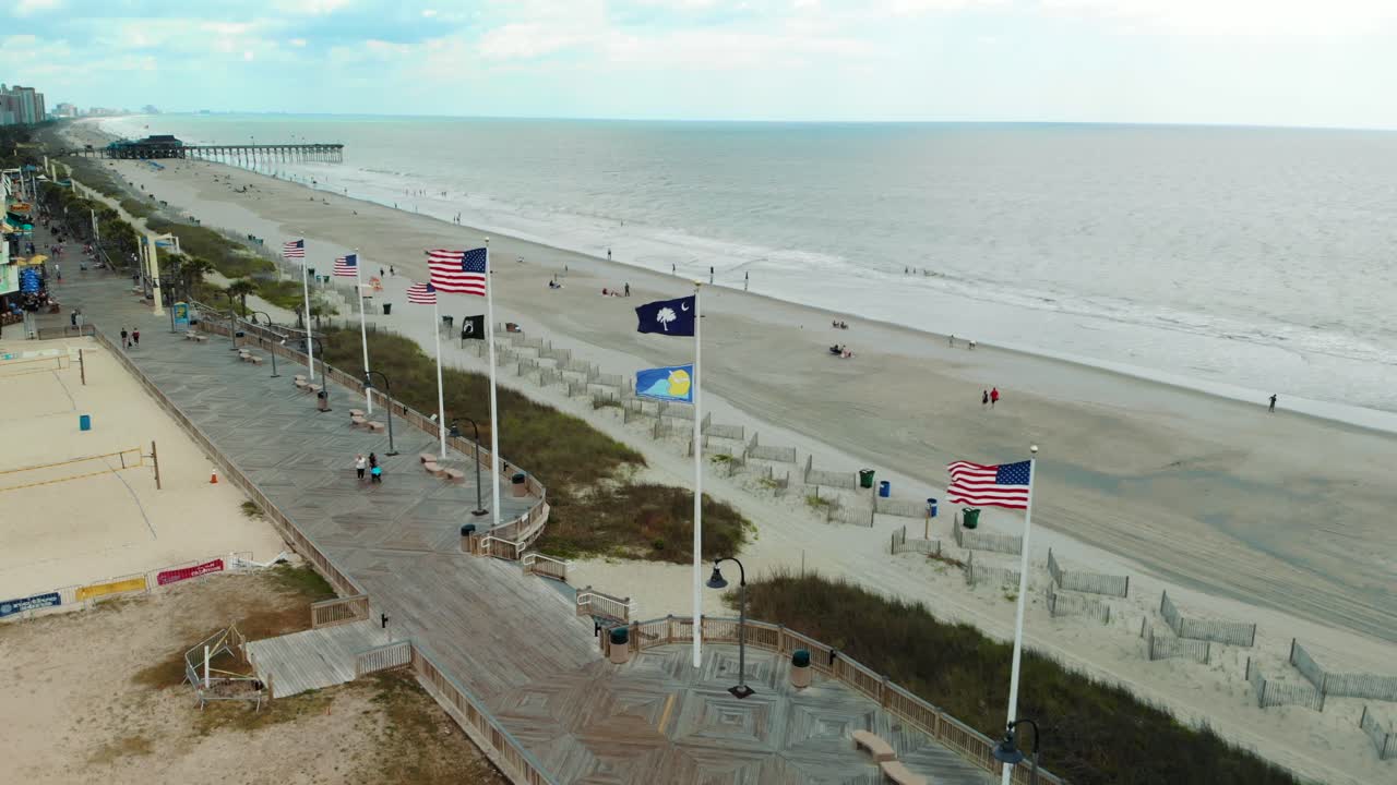 imagen aérea de banderas en el paseo marítimo de myrtle beach