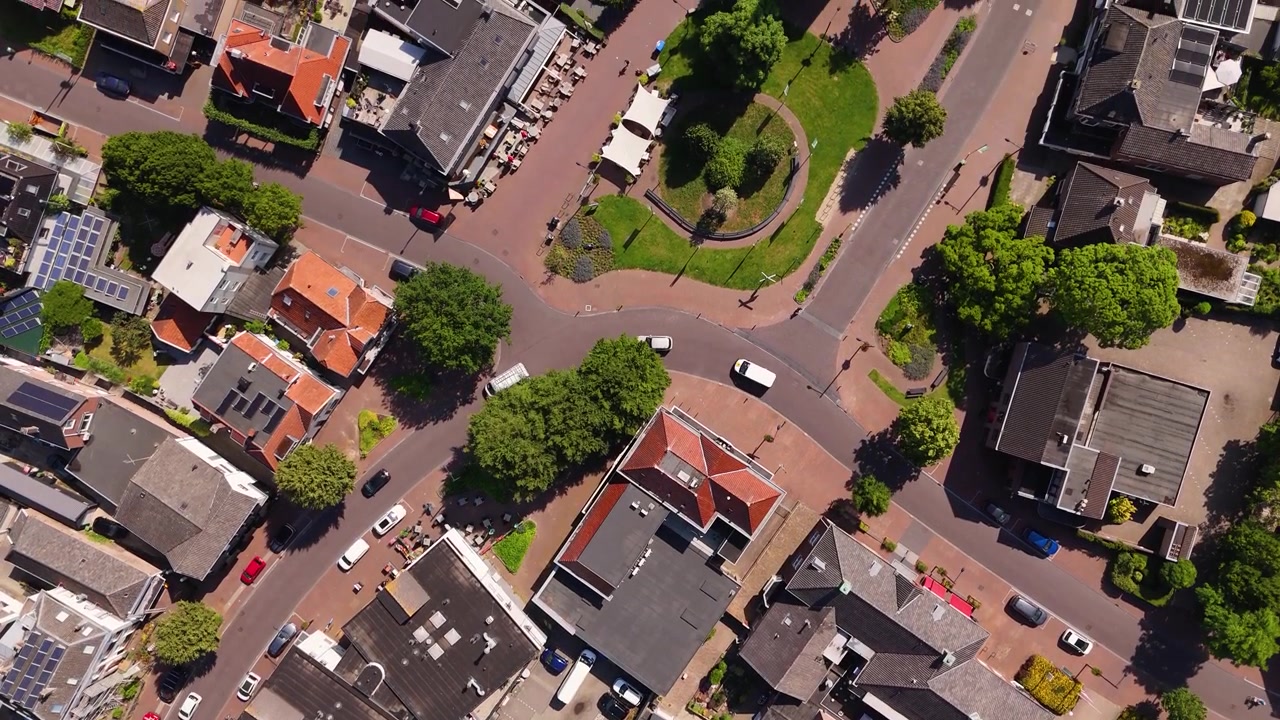 Luftfoto af et lille bykryds og boligområde