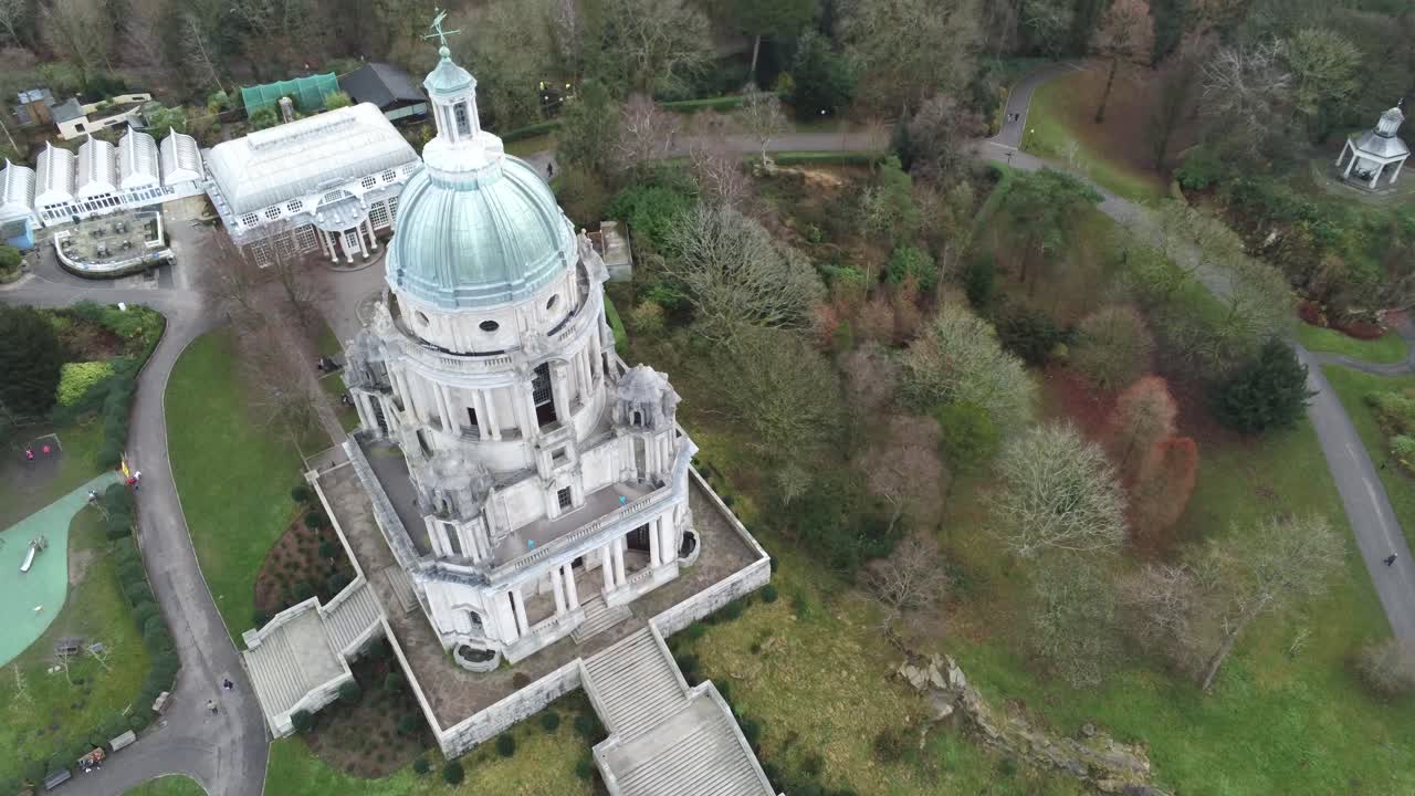 vista aérea hito histórico edificio de cúpula de cobre ashton memorial campiña inglesa inclinar hacia abajo en aumento