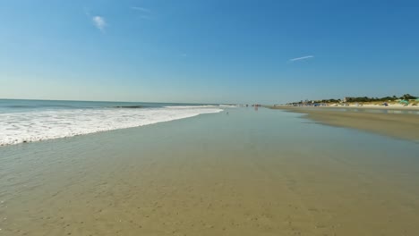 Un-Hermoso,-Deslumbrante-Y-Soleado-Día-De-Verano-En-La-Playa-De-Hilton-Head-Island-En-Carolina-Del-Sur,-Ee.uu.