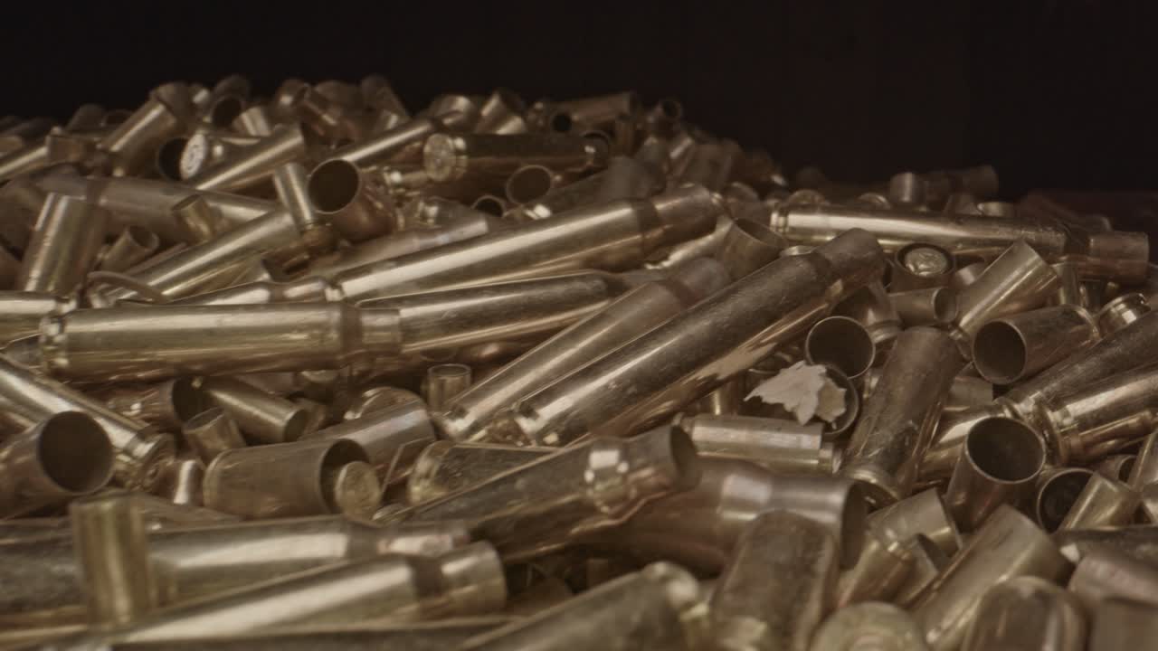 이상 사용 총알 껍질에 아름다운 인형