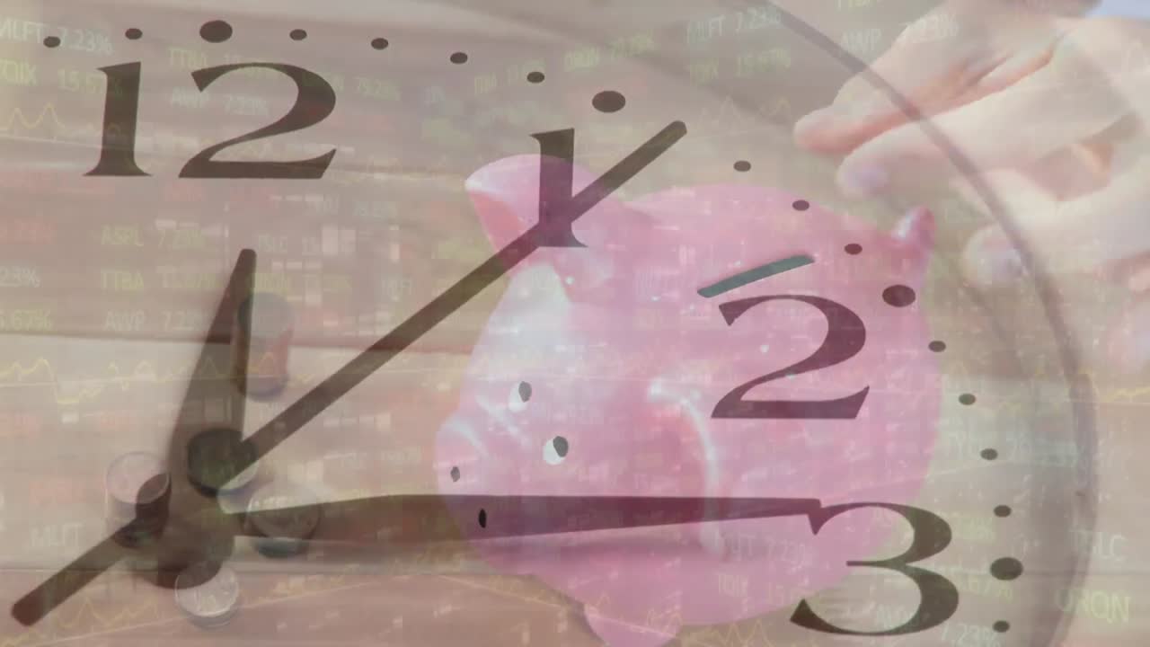 시계의 애니메이션, 동전을 쌓은, 테이블 위에 돼지집에 동전을 입하는 백인 여성의 손