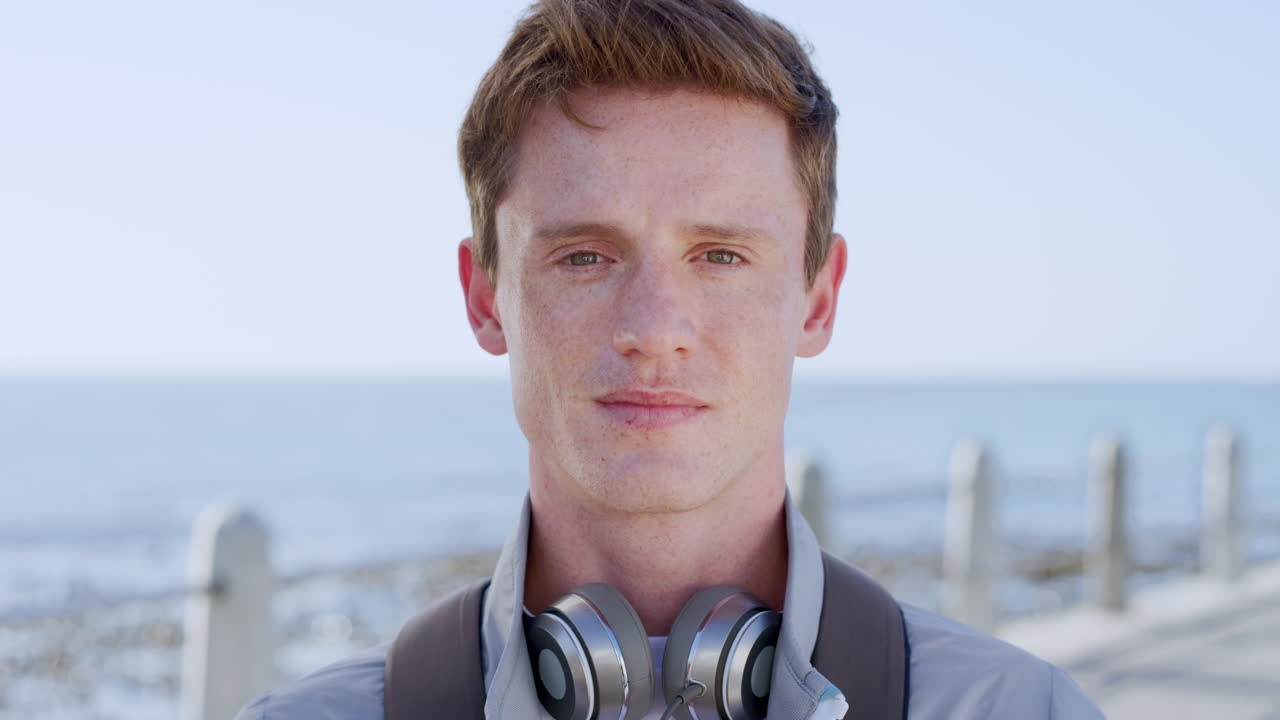 cara, hombre y expresión seria mientras está al aire libre