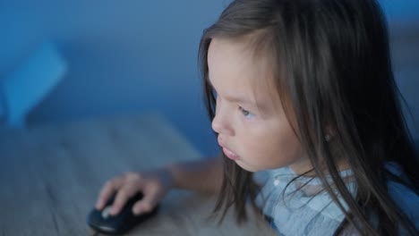 una joven se sienta frente a una computadora, mostrando fuertes emociones. la escena captura su reacción expresiva durante un momento atractivo, ambientada en un ambiente interior acogedor