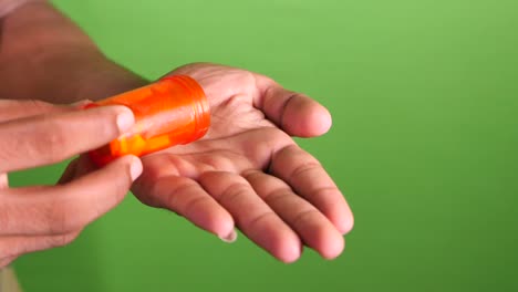 persona que toma un medicamento