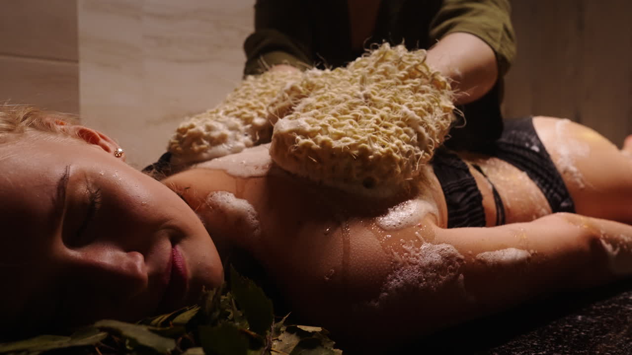 스파 에서 등 마사지 를 받는 여자