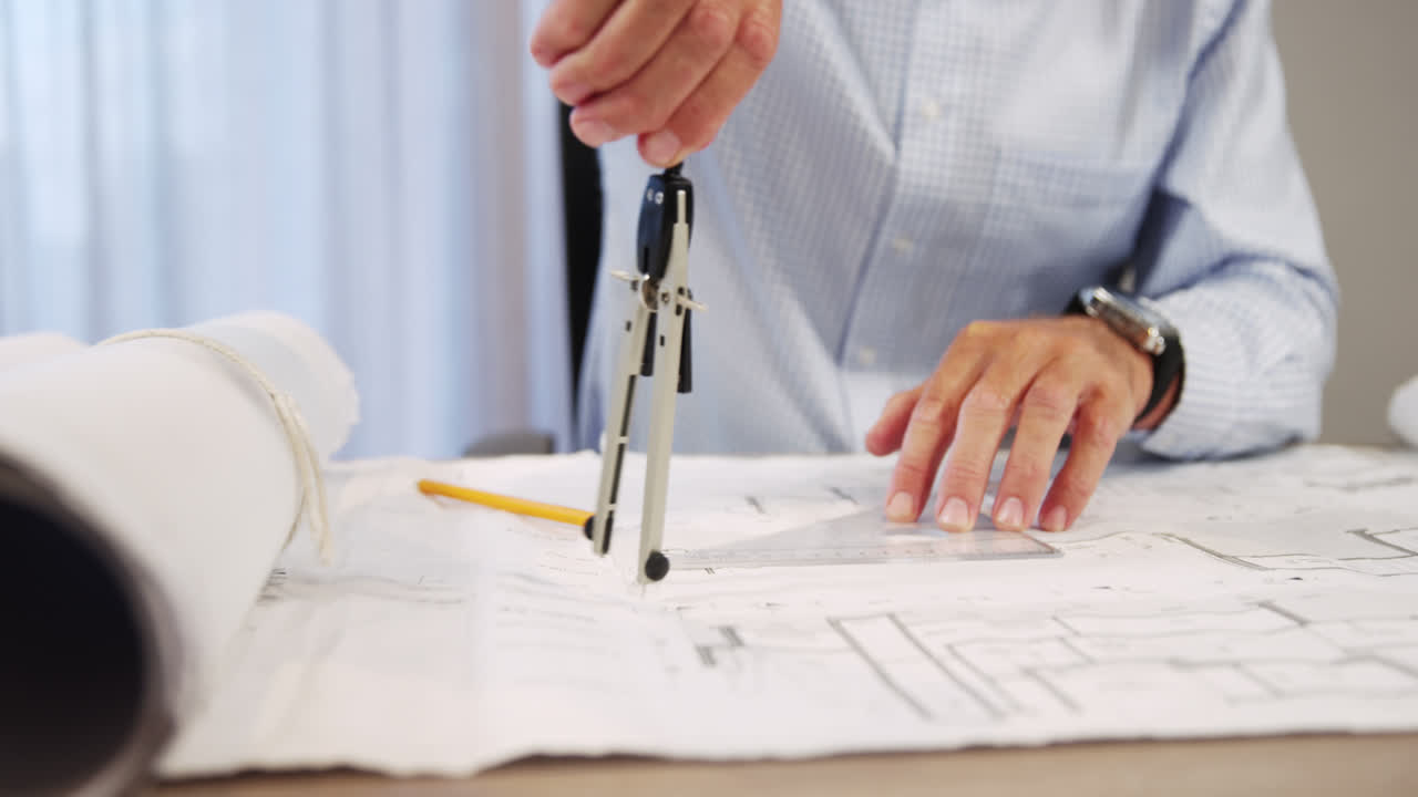 sección media del arquitecto trabajando en el plan