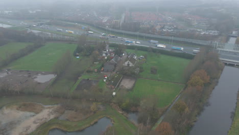 Luftüberblick-über-Den-Bauernhof-Neben-Einer-Stark-Befahrenen-Autobahn