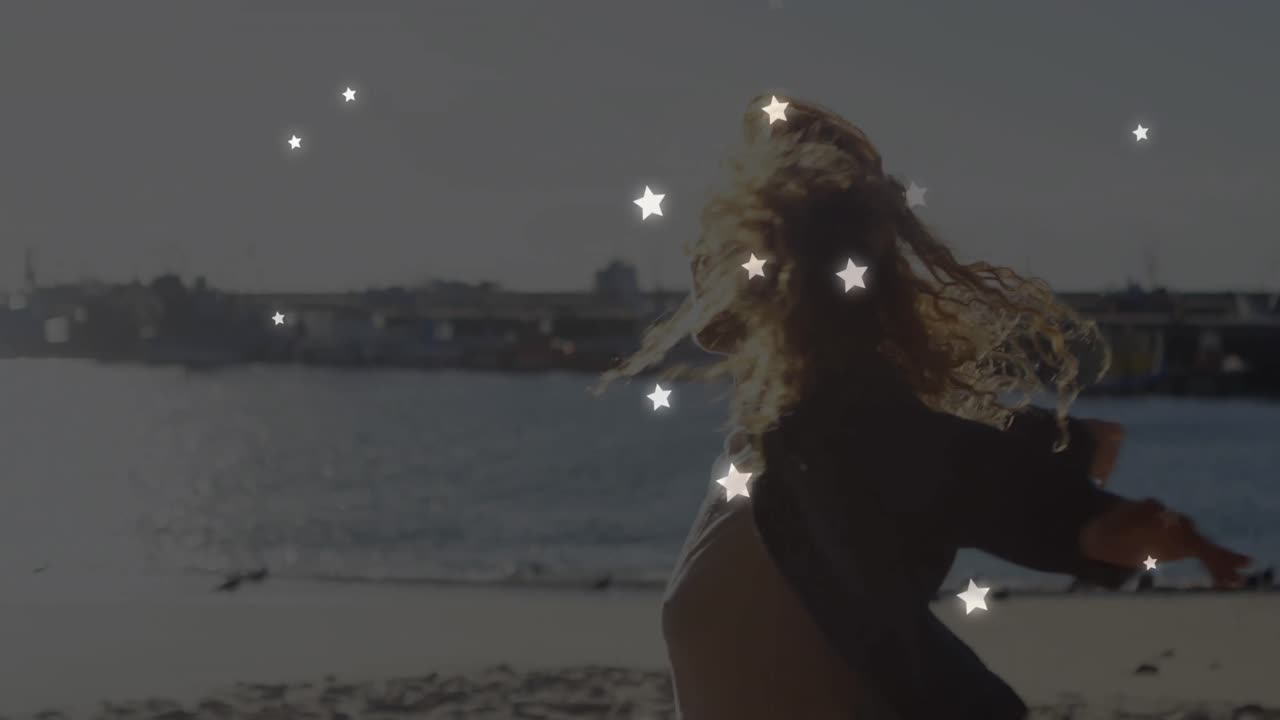 animación de estrellas sobre mujer caucásica en la playa